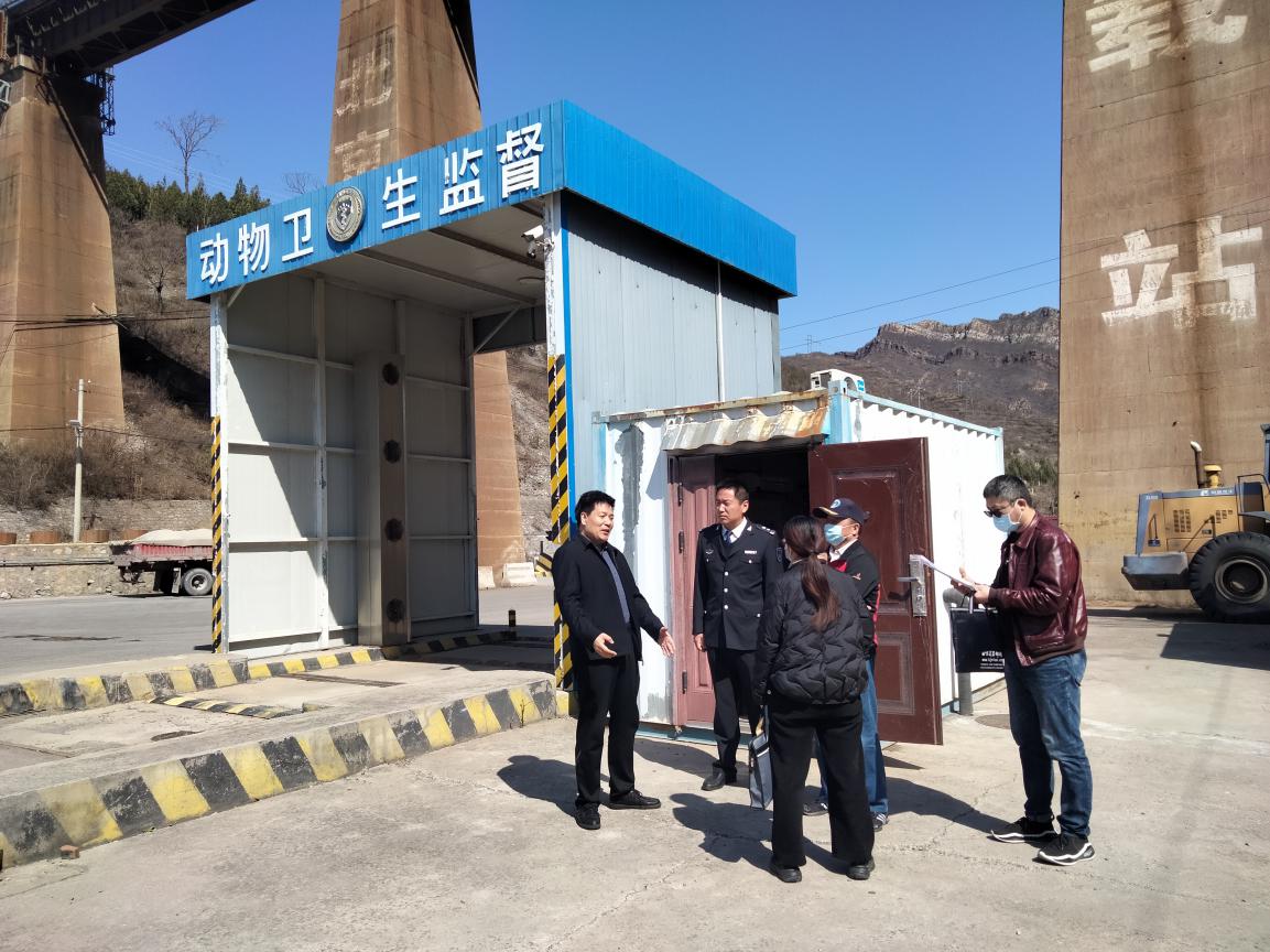 北京?市農(nóng)業(yè)農(nóng)村局督導(dǎo)組檢查門頭溝區(qū)進(jìn)口冷鏈?zhǔn)称愤M(jìn)京卡口查驗(yàn)工作