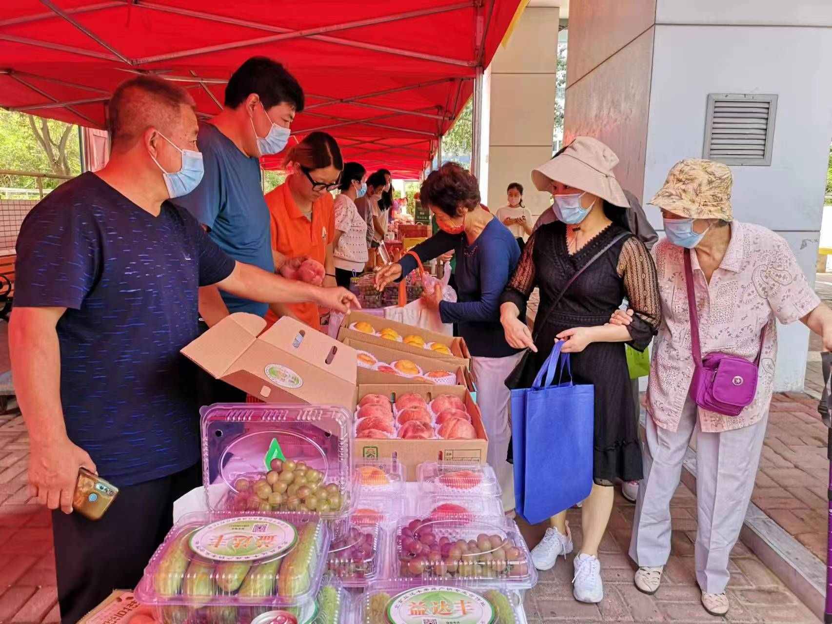 農(nóng)特產(chǎn)品大搶購(gòu) 社區(qū)里面“趕大集”