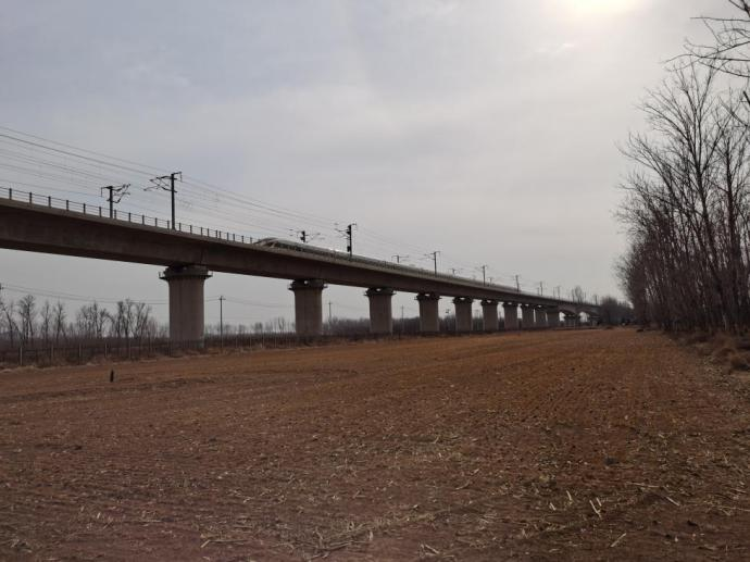 春耕覆膜關(guān)鍵期 鐵路沿線保安全